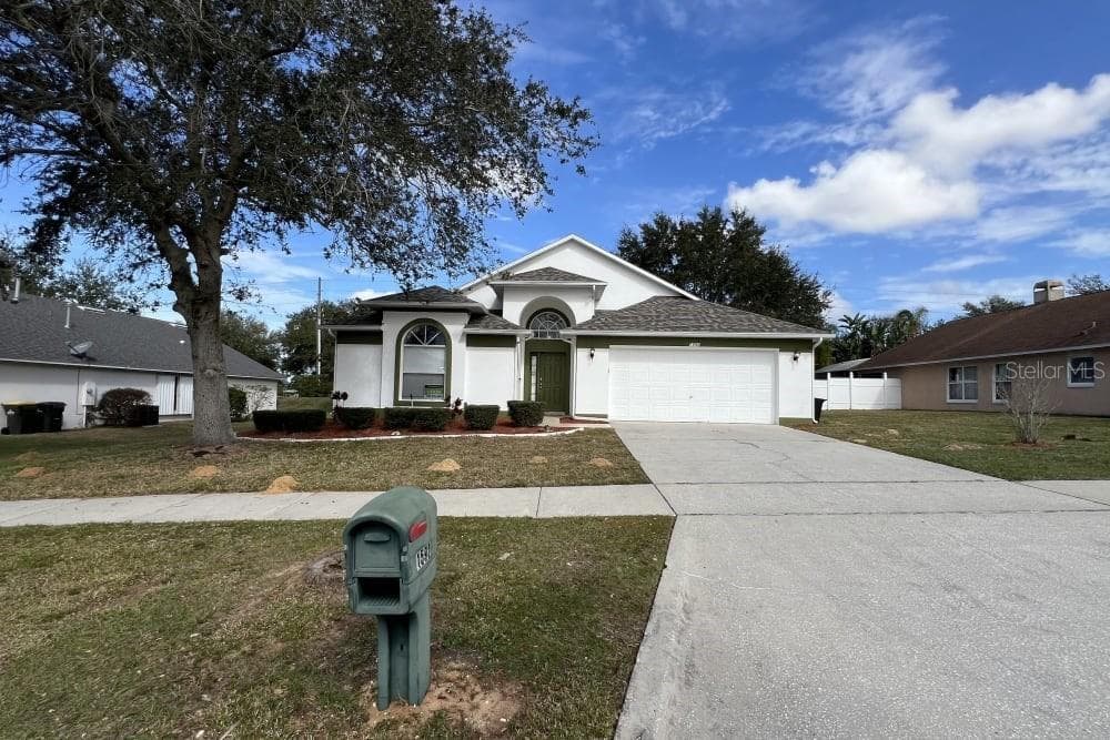 1592 SILHOUETTE DRIVE CLERMONT, FL 34711