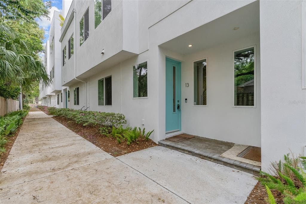 3100 W PAUL AVENUE UNIT 13 TAMPA, FL 33611