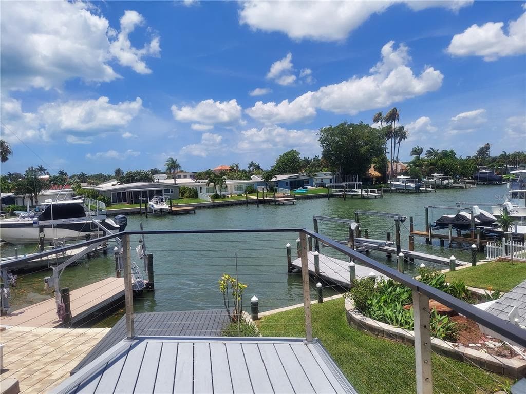 300 176TH AVE. CIRCLE REDINGTON SHORES, FL 33708