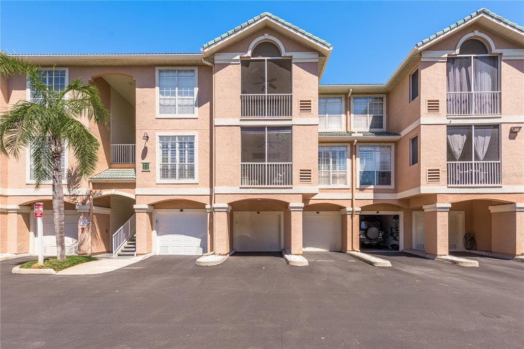 5208 BAY CLUB CIRCLE TAMPA, FL 33607