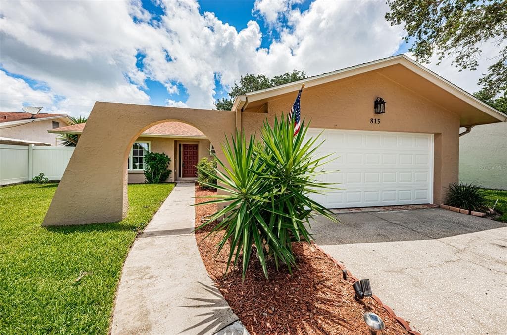815 KIRKLAND CIRCLE DUNEDIN, FL 34698