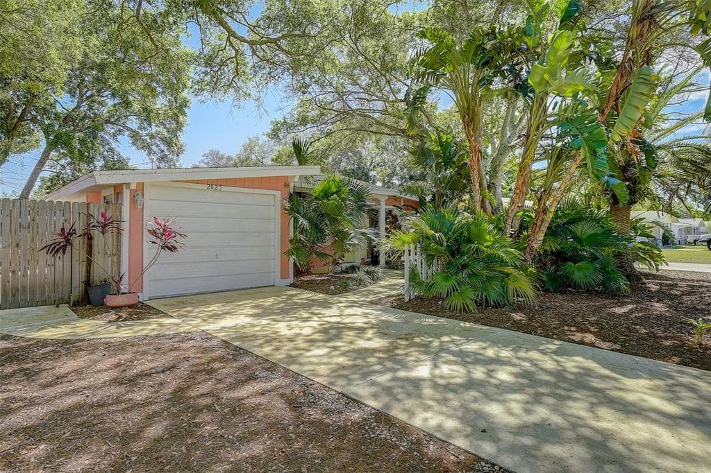 2025 YALE AVENUE DUNEDIN, FL 34698