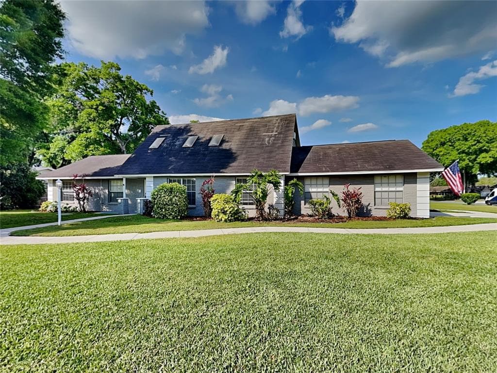 1807 N WATERMAN DRIVE VALRICO, FL 33594