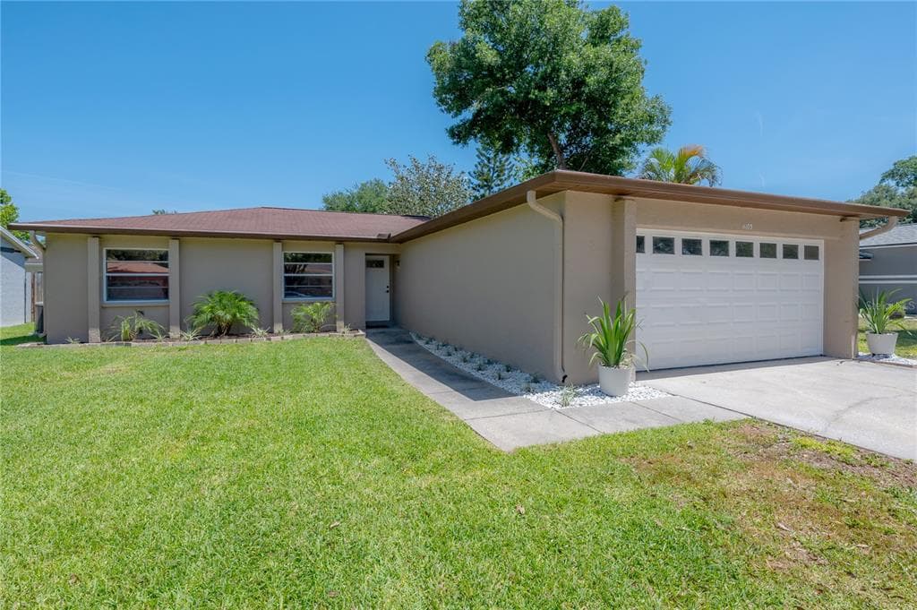 11105 MAXTON WAY N PINELLAS PARK, FL 33782