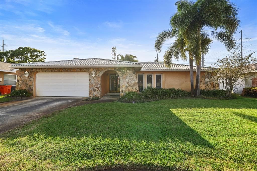 8629 PINETREE DRIVE W SEMINOLE, FL 33772