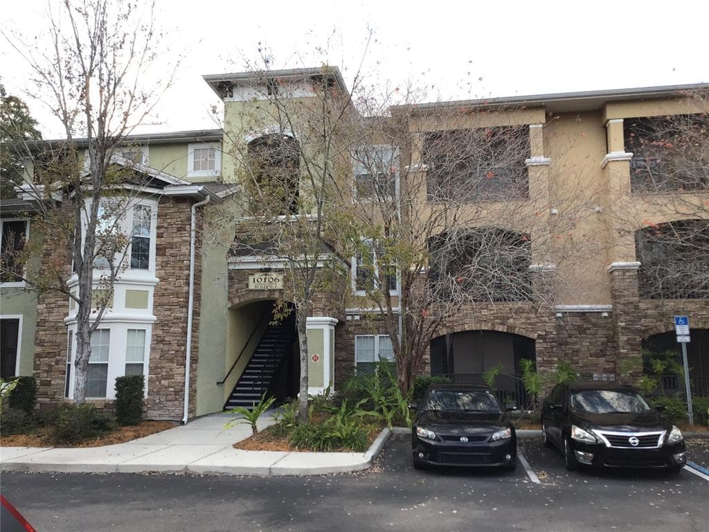 10106 COURTNEY OAKS CIRCLE UNIT 301 TAMPA, FL 33619