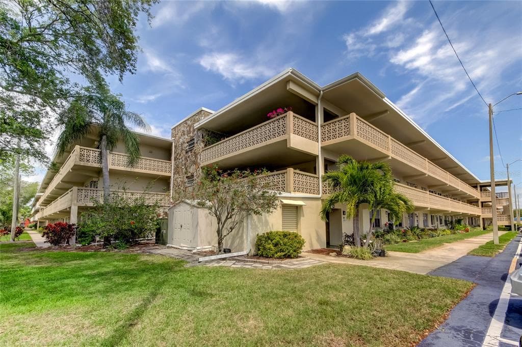 1051 79TH AVENUE N UNIT 208 ST PETERSBURG, FL 33702