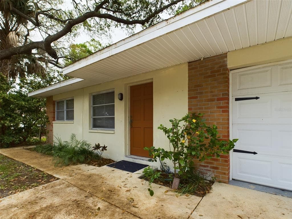 10568 DIXON DRIVE SEMINOLE, FL 33772