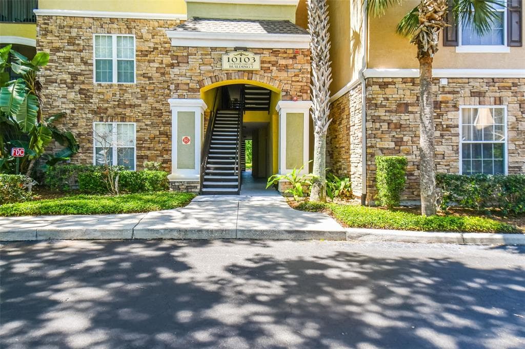 10103 COURTNEY OAKS CIRCLE UNIT 101 TAMPA, FL 33619