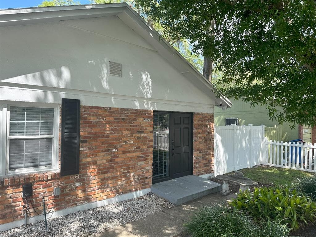 5051 MEMORIAL HWY UNIT B TAMPA, FL 33634