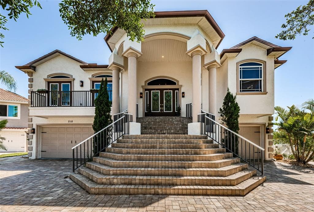218 MANATEE LANE TARPON SPRINGS, FL 34689