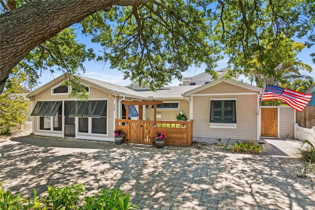 238 40TH AVENUE NE ST PETERSBURG, FL 33703