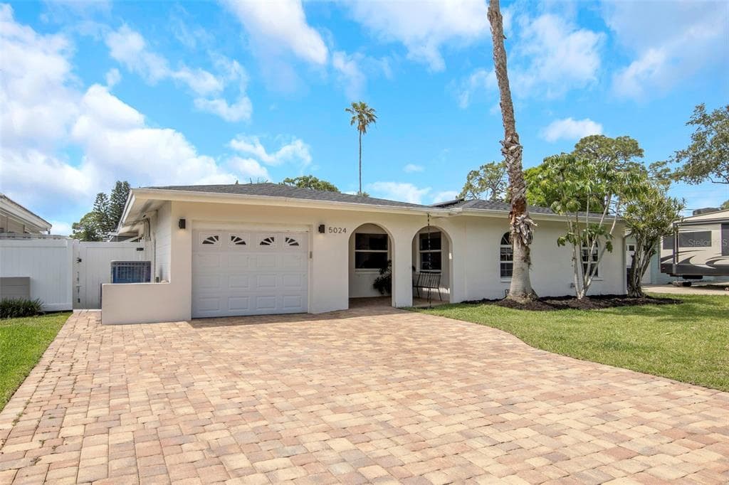 5024 VENETIAN BOULEVARD NE ST PETERSBURG, FL 33703