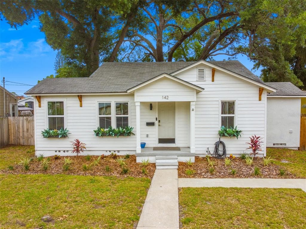 142 NE MONROE CIRCLE N ST PETERSBURG, FL 33702