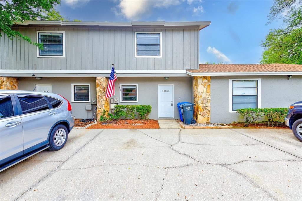10132 LAKE OAK CIRCLE TAMPA, FL 33624