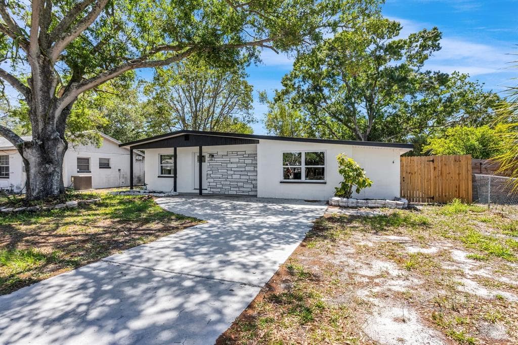 4340 WALLACE CIRCLE TAMPA, FL 33611