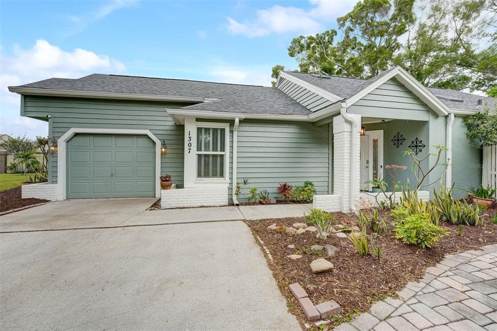1307 ROXBURY DRIVE