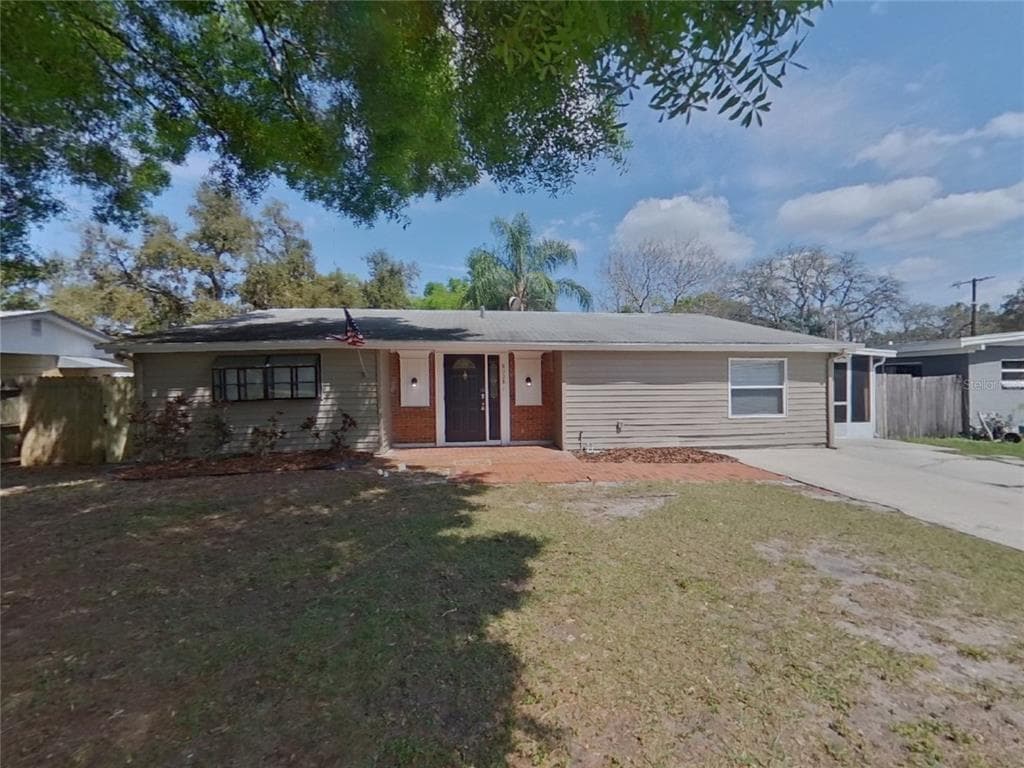 8008 N LYNN AVENUE TAMPA, FL 33604