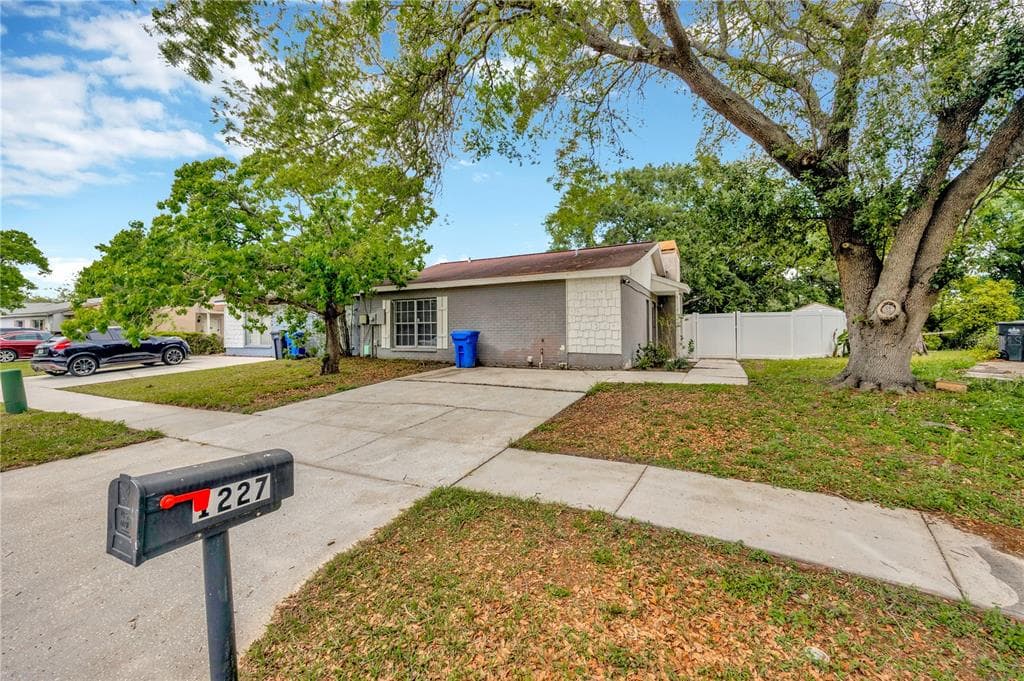 1227 MOHRLAKE DRIVE BRANDON, FL 33511