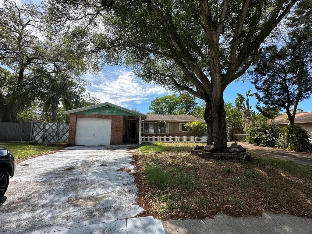 8532 LANTANA DRIVE SEMINOLE, FL 33777