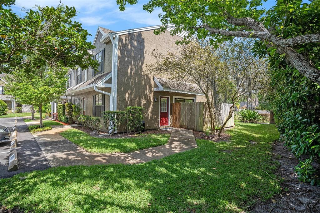 16501 LAKE BRIGADOON CIRCLE TAMPA, FL 33618