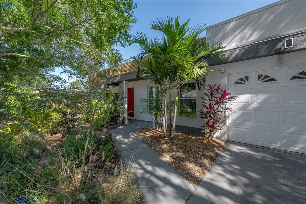 2905 W PAXTON AVENUE TAMPA, FL 33611