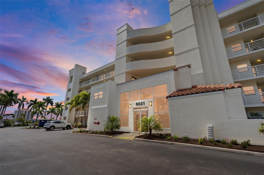 6021 BAHIA DEL MAR CIRCLE UNIT 439 ST PETERSBURG, FL 33715