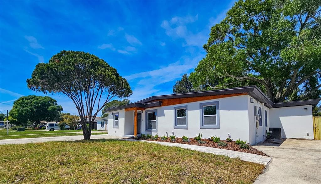 3903 W PAXTON AVENUE TAMPA, FL 33611