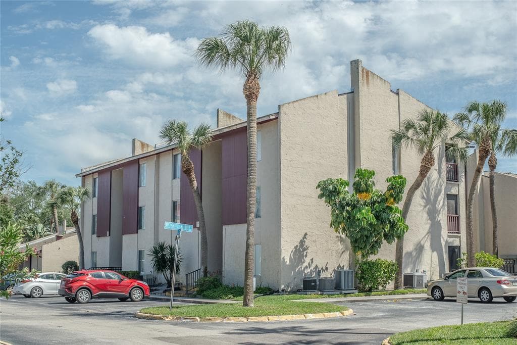 3818 N LAKE DRIVE UNIT 75 TAMPA, FL 33614