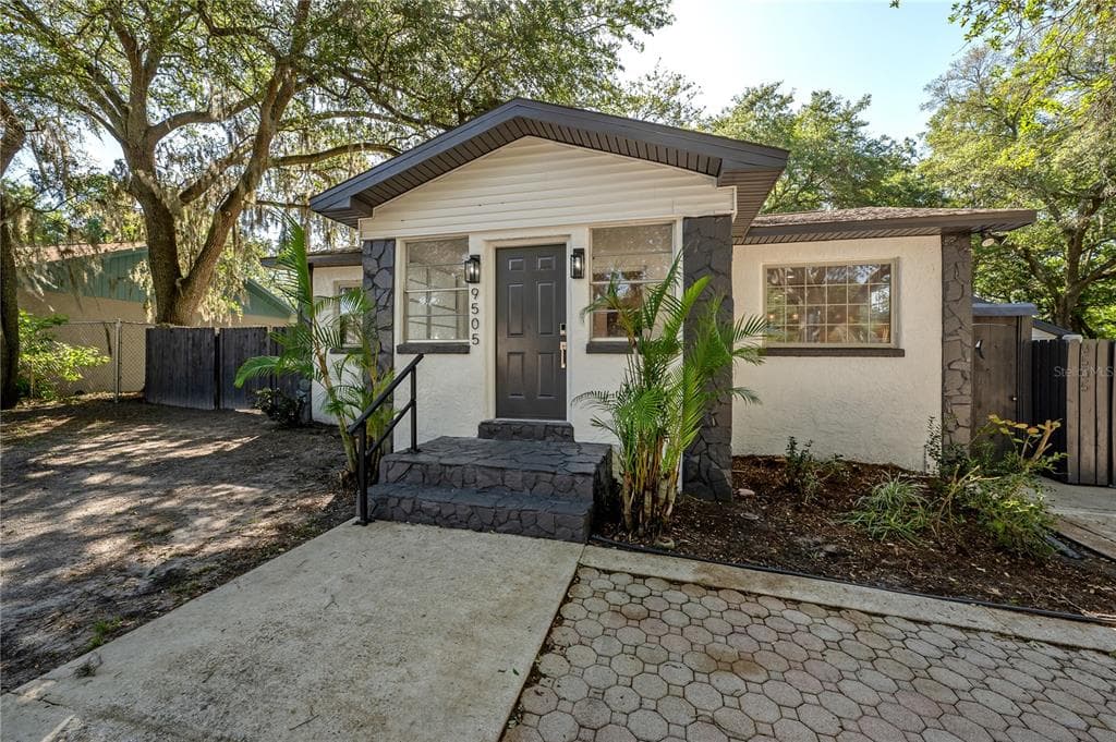 9505 TAKOMAH TRAIL TAMPA, FL 33617