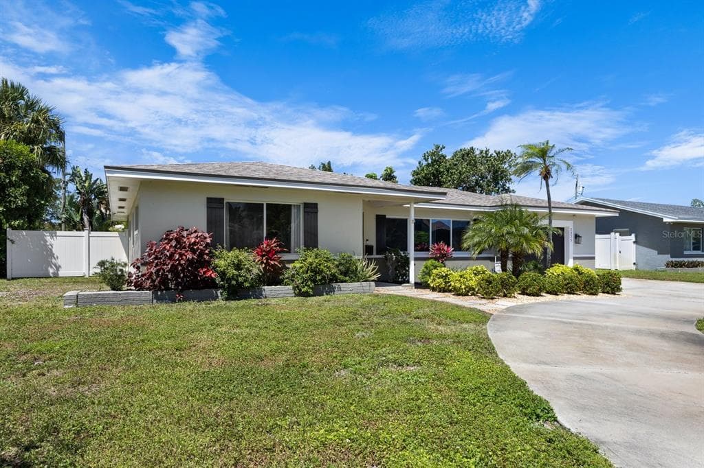 2325 S SHORE DRIVE SE ST PETERSBURG, FL 33705
