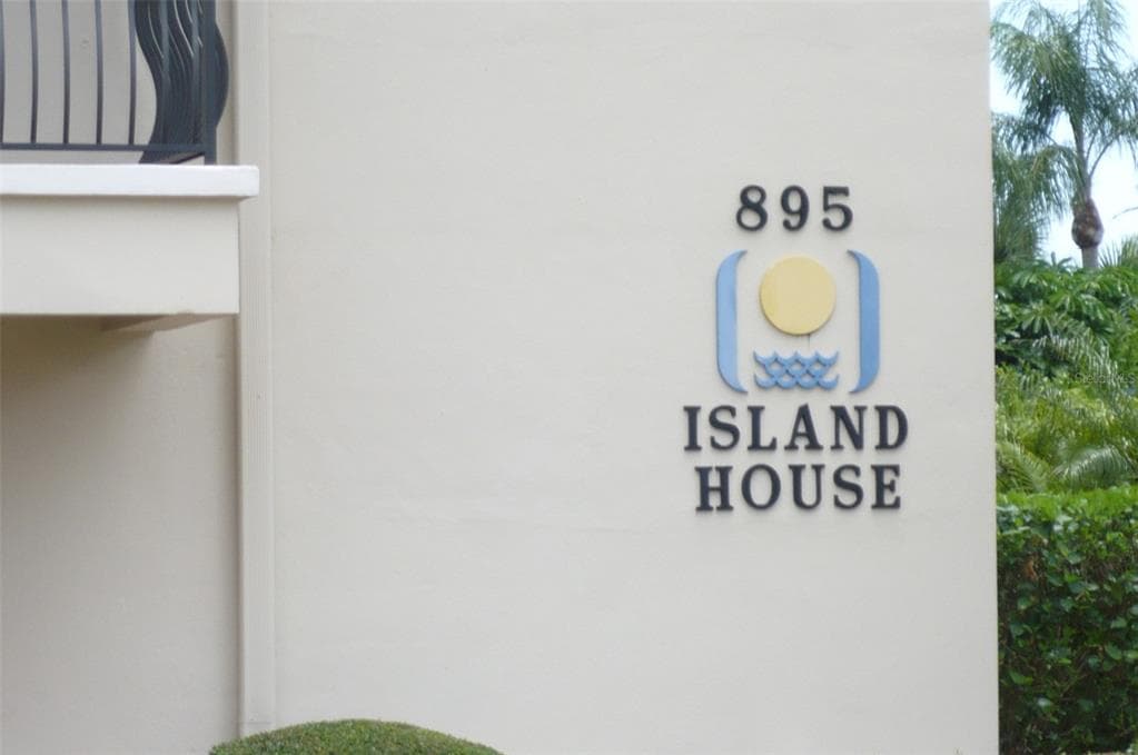 895 S GULFVIEW BOULEVARD UNIT 203 CLEARWATER BEACH, FL 33767