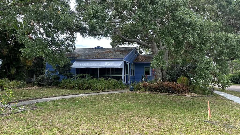 400 38TH AVENUE NE ST PETERSBURG, FL 33704