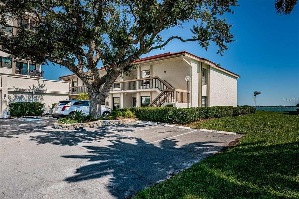 6211 SUN BOULEVARD UNIT 215 ST PETERSBURG, FL 33715