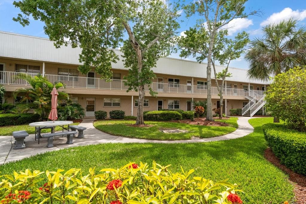 10039 62ND AVENUE N UNIT 5 ST PETERSBURG, FL 33708