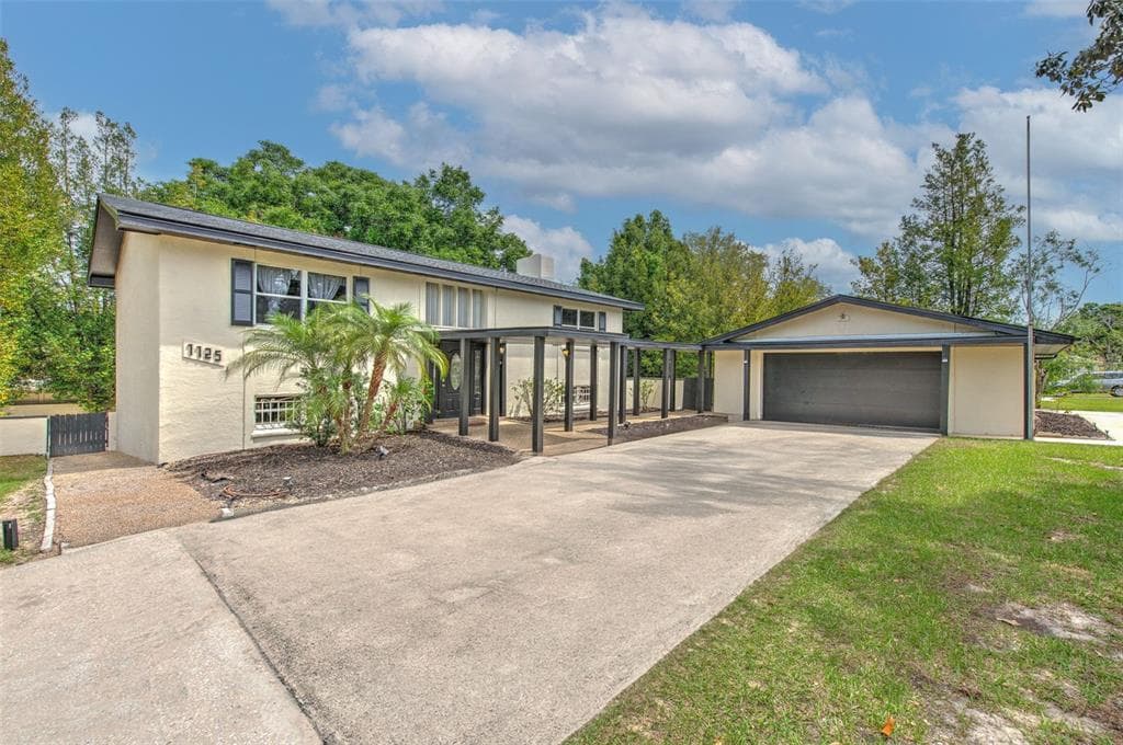 1125 KING ARTHUR COURT VALRICO, FL 33594