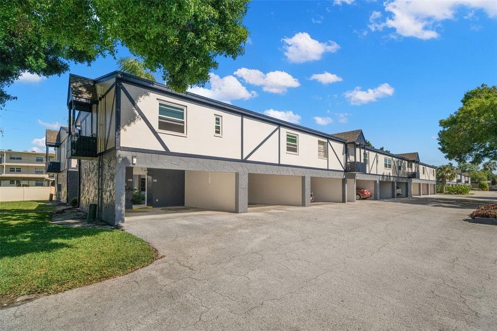 1147 KING ARTHUR COURT UNIT 213 DUNEDIN, FL 34698