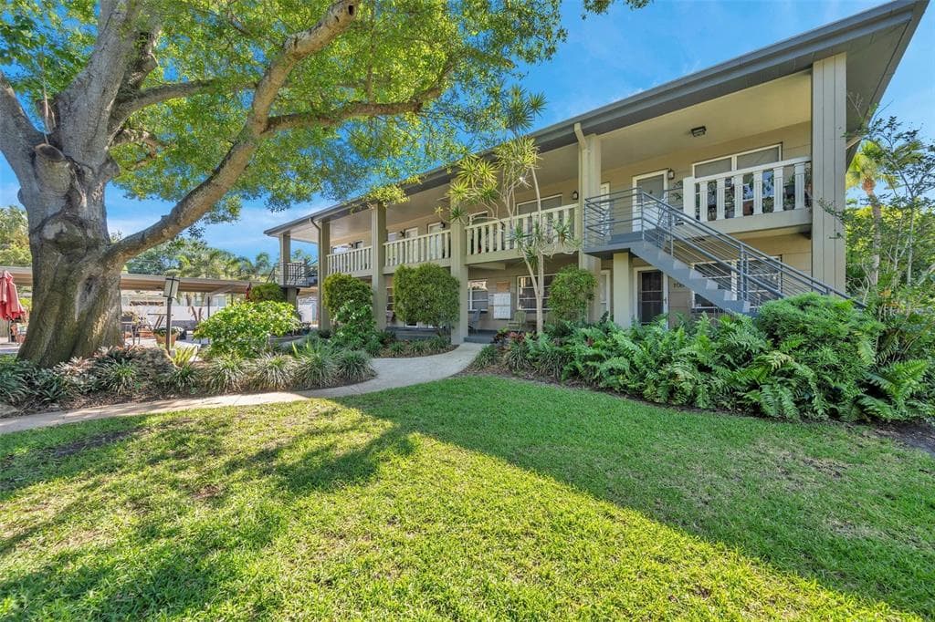 450 32ND AVENUE N UNIT 108W ST PETERSBURG, FL 33704