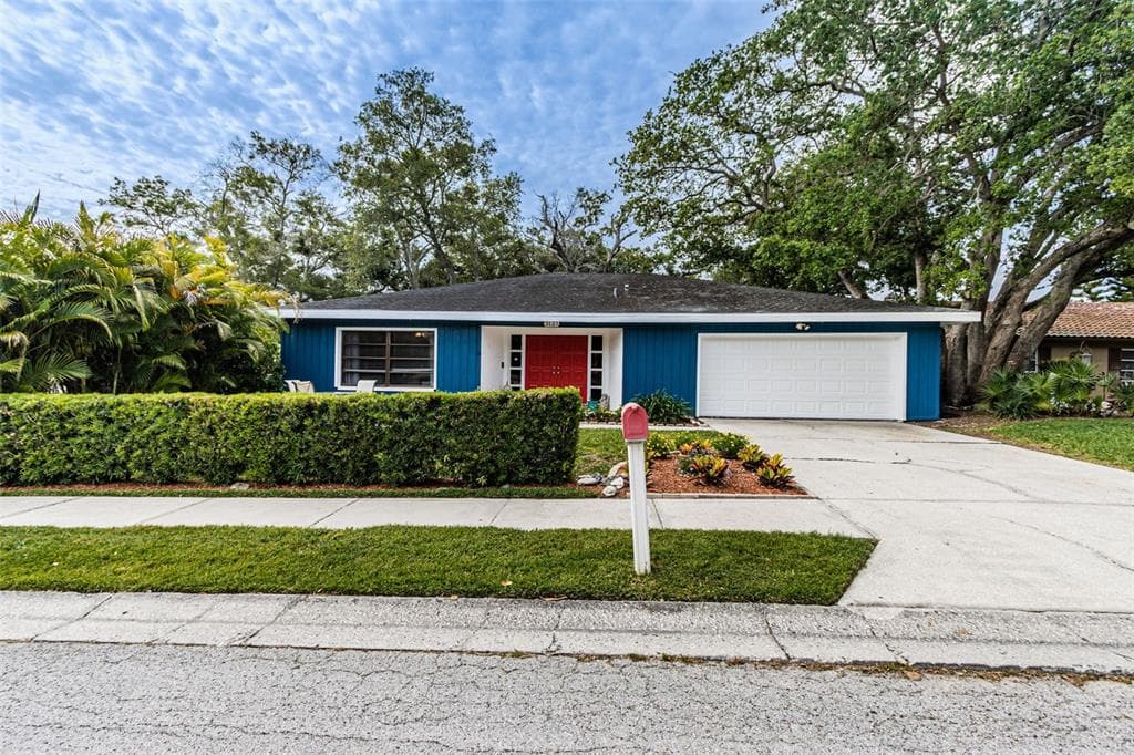 3121 HILLSIDE LANE