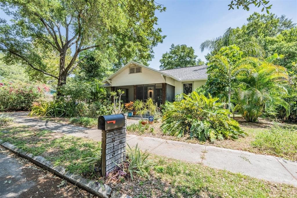 5813 OSCEOLA PLACE UNIT 1/2 TAMPA, FL 33604