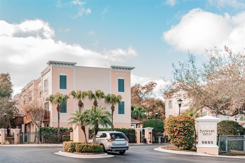 3133 BAYSHORE OAKS DRIVE TAMPA, FL 33611