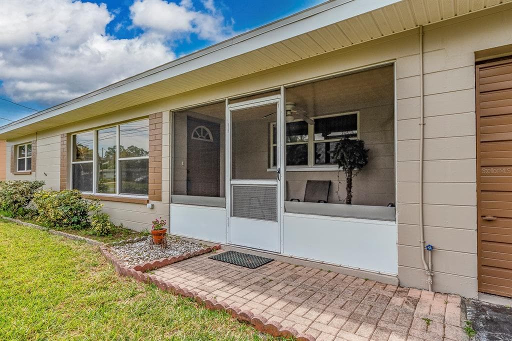 10890 VALENCIA TERRACE SEMINOLE, FL 33772