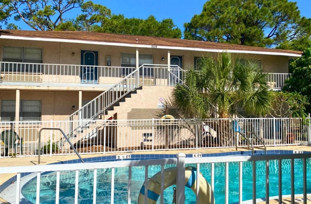 209 NW JEFFERSON CIRCLE N UNIT 13 ST PETERSBURG, FL 33702