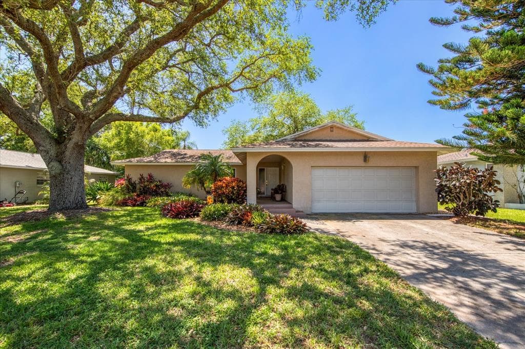 8054 BAYSHORE DRIVE SEMINOLE, FL 33776