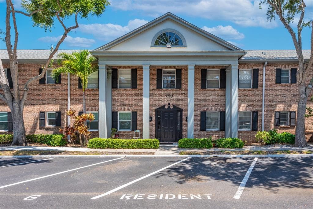 1130 RUE DES CHATEAUX UNIT 2B SOUTH PASADENA, FL 33707