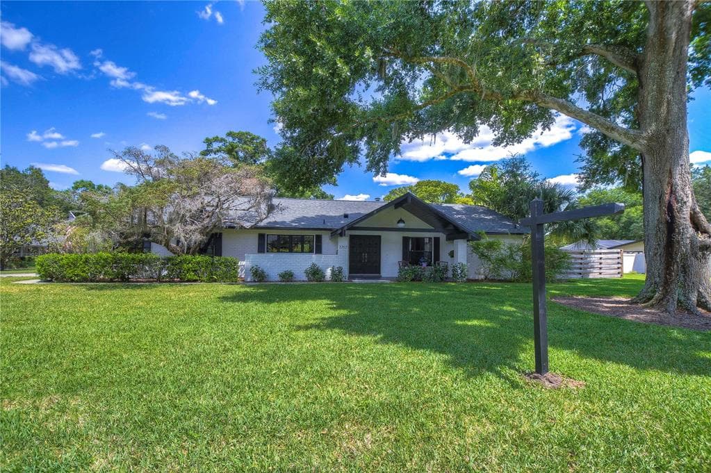 2212 GREENHILLS DRIVE