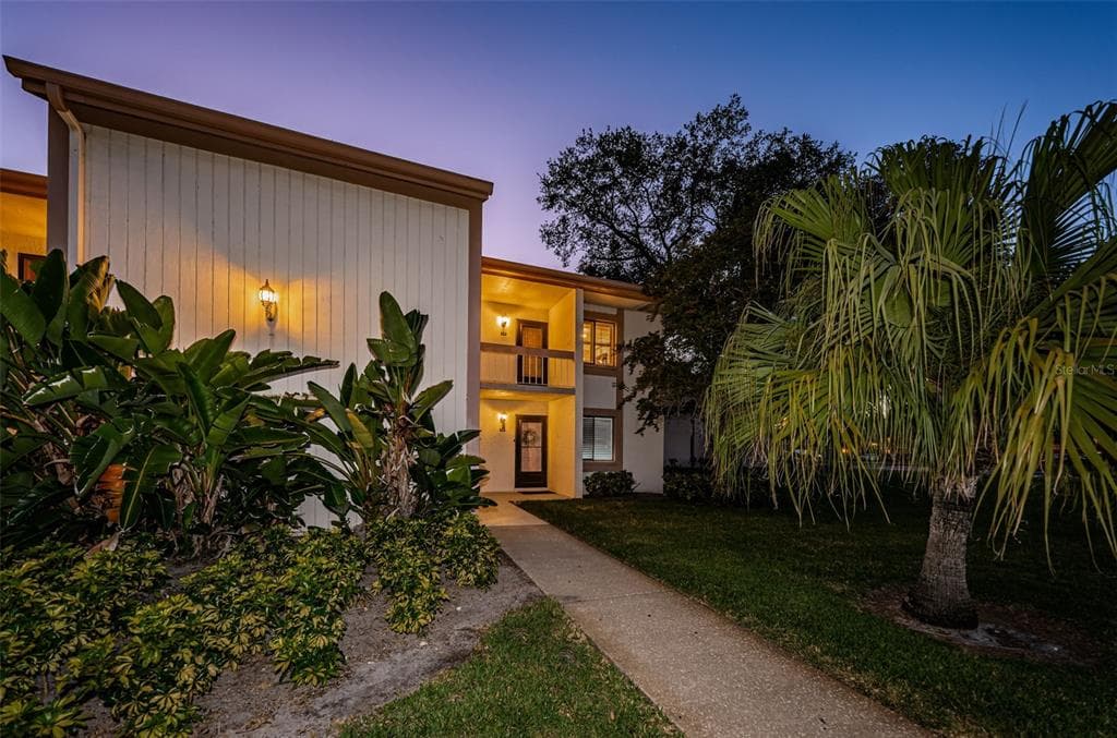 102 LAKEVIEW WAY UNIT 102 OLDSMAR, FL 34677