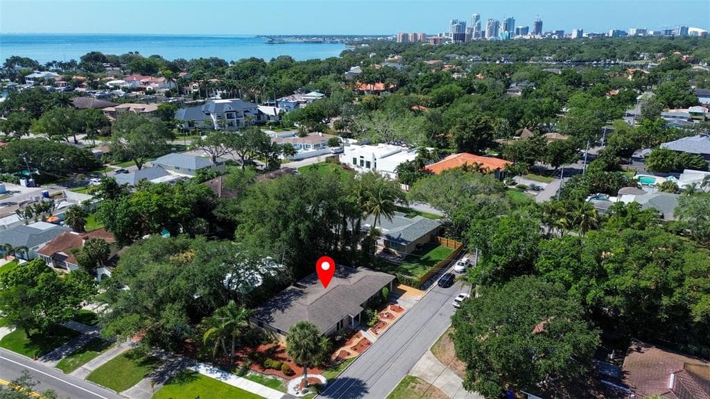 525 LAMARA WAY NE ST PETERSBURG, FL 33704