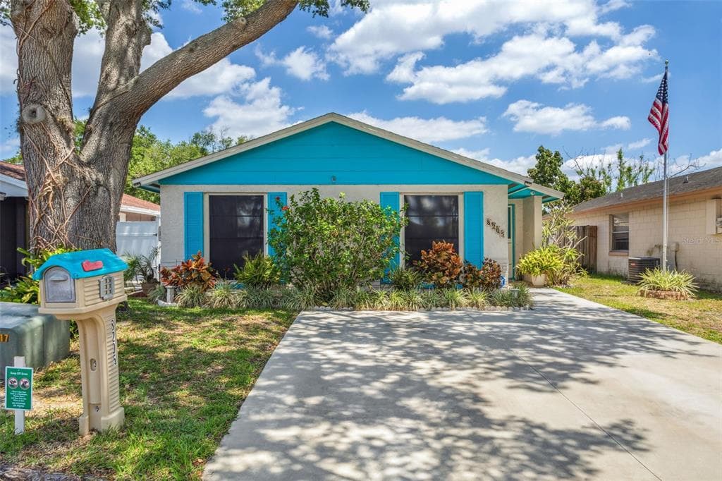 8205 REISLING PLACE TAMPA, FL 33615