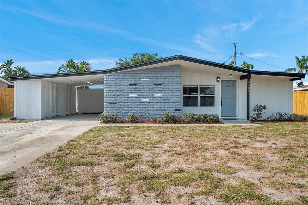 2216 N WELLESLEY DRIVE BRADENTON, FL 34207